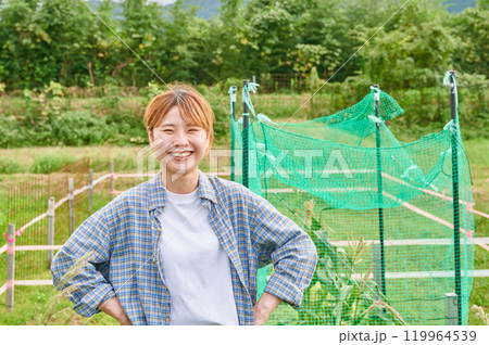 畑と女性 農家 家庭菜園 田舎暮らし 畑と女性 農家 家庭菜園 田舎暮らし 119964539
