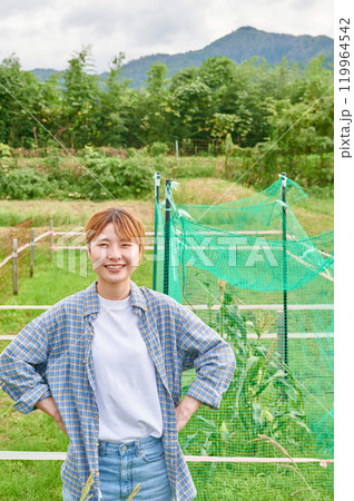 畑と女性　農家　家庭菜園　田舎暮らし 119964542