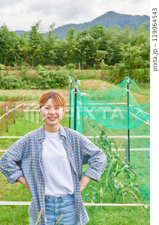 畑と女性　農家　家庭菜園　田舎暮らし 119964543