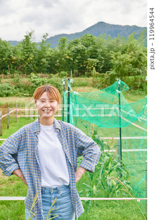畑と女性　農家　家庭菜園　田舎暮らし 119964544