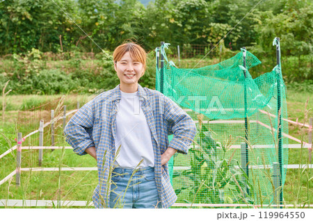 畑と女性　農家　家庭菜園　田舎暮らし 119964550