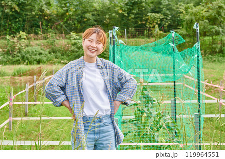畑と女性　農家　家庭菜園　田舎暮らし 119964551