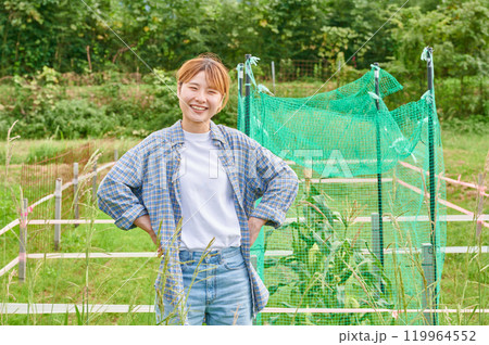 畑と女性 農家 家庭菜園 田舎暮らし 畑と女性 農家 家庭菜園 田舎暮らし 119964552