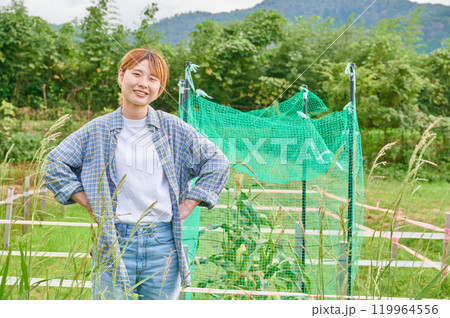畑と女性　農家　家庭菜園　田舎暮らし 119964556