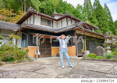 古民家の前で頭を抱える女性 空き家 田舎 相続 古民家の前で頭を抱える女性 空き家 田舎 相続 119964714