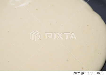 フライパンに液状のホットケーキミックスを流したところ　(写真素材) 119964835