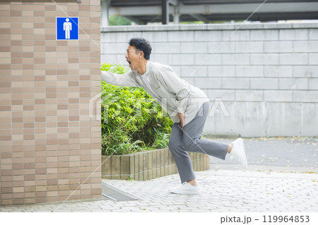 公衆トイレとミドル男性 公衆トイレとミドル男性 119964853