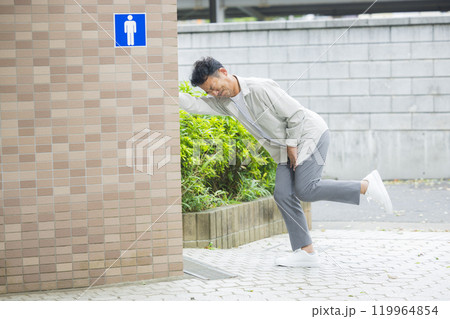 公衆トイレとミドル男性 公衆トイレとミドル男性 119964854