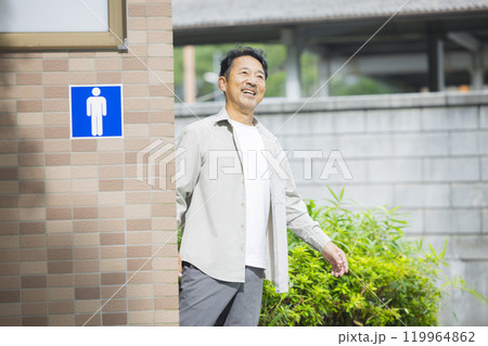 公衆トイレとミドル男性 公衆トイレとミドル男性 119964862