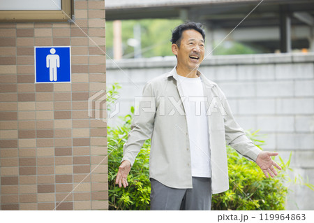 公衆トイレとミドル男性 119964863