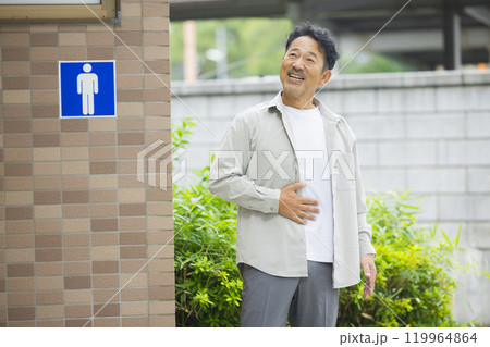 公衆トイレとミドル男性 119964864