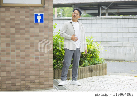 公衆トイレとミドル男性 119964865