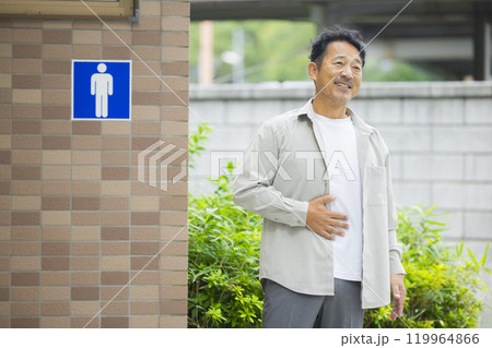 公衆トイレとミドル男性 119964866