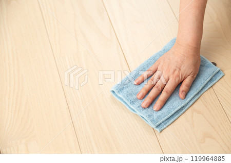 フローリングと雑巾 119964885