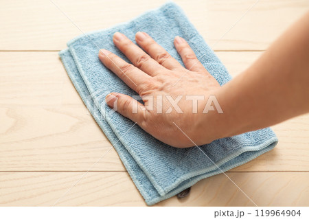 フローリングと雑巾 119964904