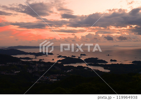 長崎県弓張岳から望む夕暮れの九十九島 119964938