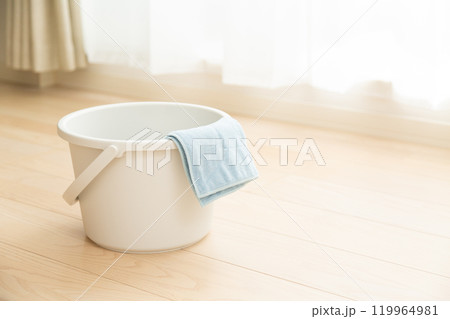 家のフローリングに置かれたバケツと雑巾 119964981