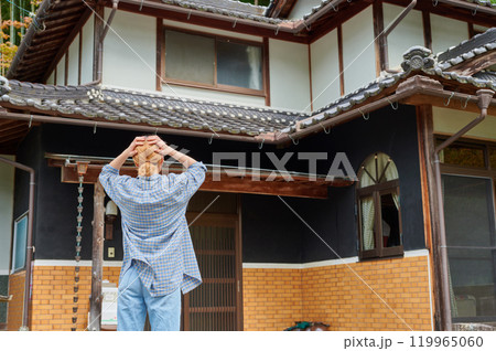 古民家の前で頭を抱える女性　空き家　田舎　相続 119965060