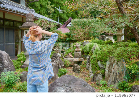 古民家の前で頭を抱える女性　空き家　田舎　相続 119965077