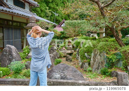 古民家の前で頭を抱える女性 空き家 田舎 相続 古民家の前で頭を抱える女性 空き家 田舎 相続 119965078