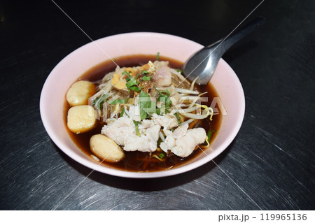 タイの屋台飯 カオラオムー(Kao Lao Moo) タイの屋台飯 カオラオムー(Kao Lao Moo) 119965136