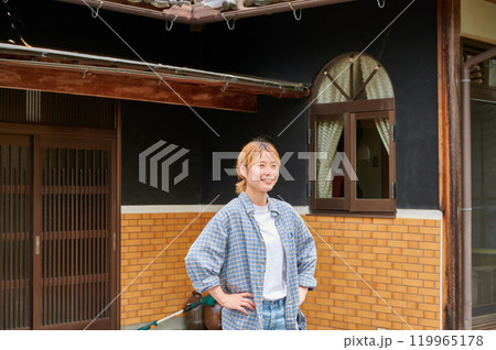 古民家の前で笑顔の女性　田舎　日本庭園 119965178