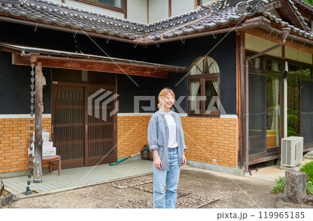 古民家の前で笑顔の女性 田舎 日本庭園 古民家の前で笑顔の女性 田舎 日本庭園 119965185