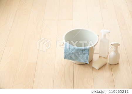 家のフローリングに置かれた掃除道具 119965211