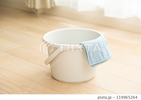 家のフローリングに置かれたバケツと雑巾 119965264