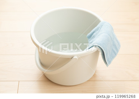 家のフローリングに置かれたバケツと雑巾 119965268