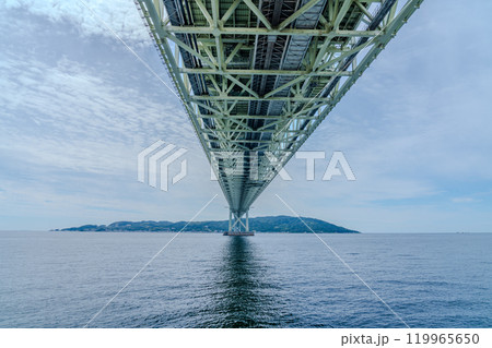 下から見た明石海峡大橋 下から見た明石海峡大橋 119965650
