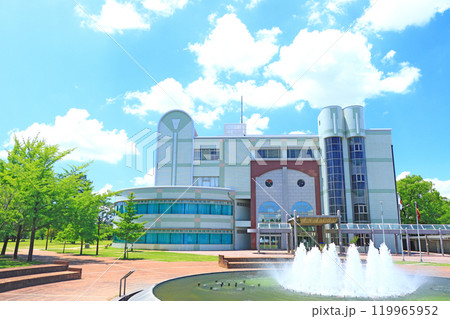 岐阜県各務原市、各務原市立中央図書館と噴水の風景 岐阜県各務原市、各務原市立中央図書館と噴水の風景 119965952