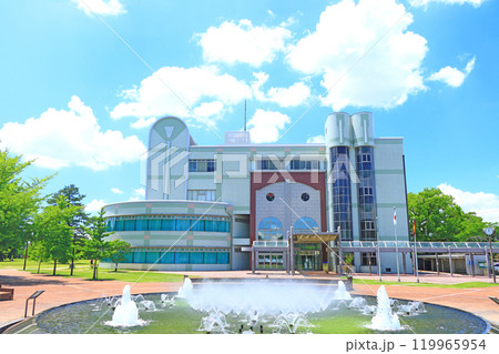 岐阜県各務原市、各務原市立中央図書館と噴水の風景 岐阜県各務原市、各務原市立中央図書館と噴水の風景 119965954