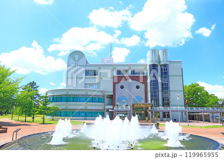 岐阜県各務原市、各務原市立中央図書館と噴水の風景 119965955