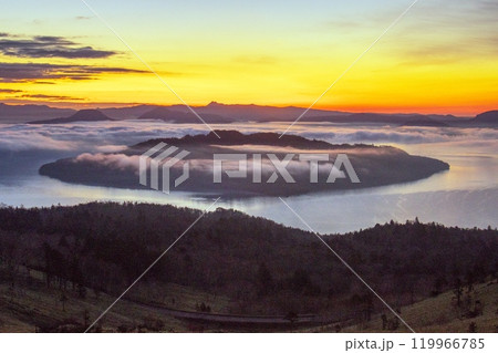 屈斜路湖の日の出 119966785