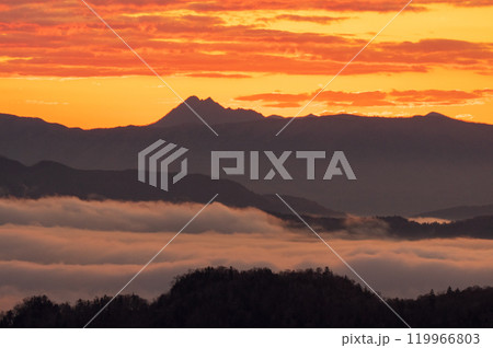 屈斜路湖の日の出前 119966803
