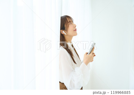 イヤホンをする若い女性　 119966885