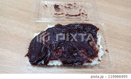 使い捨てパックに詰めたぼた餅 使い捨てパックに詰めたぼた餅 119966995