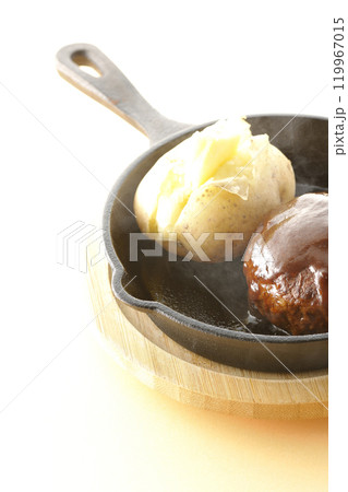 熱々ハンバーグと熱々じゃがバター 119967015