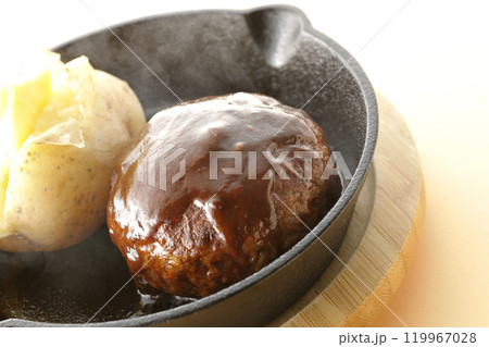 熱々ハンバーグと熱々じゃがバター 熱々ハンバーグと熱々じゃがバター 119967028