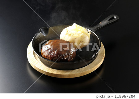 熱々ハンバーグと熱々じゃがバターを黒背景で撮影 熱々ハンバーグと熱々じゃがバターを黒背景で撮影 119967204