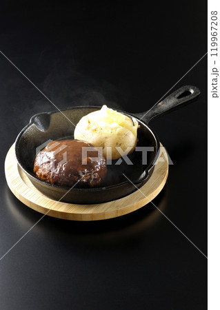 熱々ハンバーグと熱々じゃがバターを黒背景で撮影 熱々ハンバーグと熱々じゃがバターを黒背景で撮影 119967208