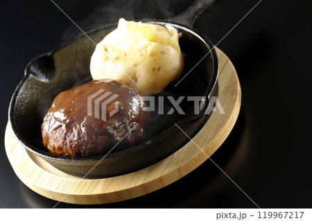 熱々ハンバーグと熱々じゃがバターを黒背景で撮影 119967217