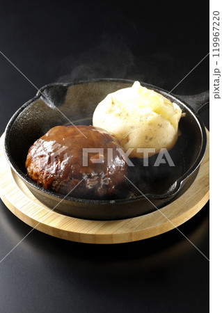 熱々ハンバーグと熱々じゃがバターを黒背景で撮影 119967220