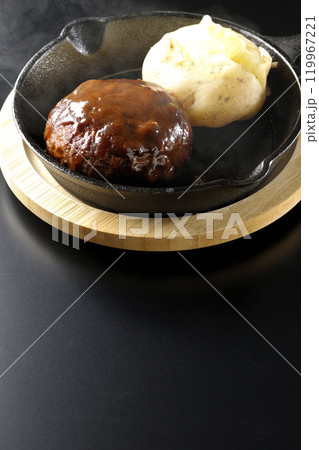 熱々ハンバーグと熱々じゃがバターを黒背景で撮影 熱々ハンバーグと熱々じゃがバターを黒背景で撮影 119967221