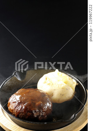 熱々ハンバーグと熱々じゃがバターを黒背景で撮影 119967222