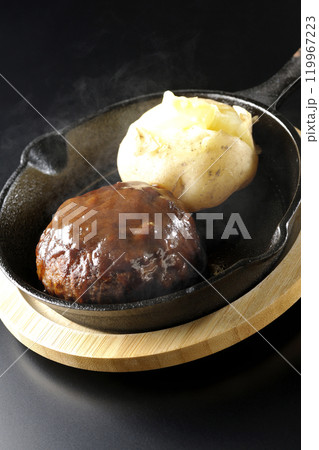 熱々ハンバーグと熱々じゃがバターを黒背景で撮影 熱々ハンバーグと熱々じゃがバターを黒背景で撮影 119967223