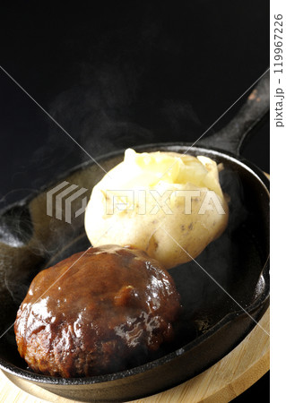 熱々ハンバーグと熱々じゃがバターを黒背景で撮影 119967226