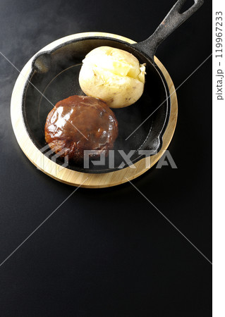 熱々ハンバーグと熱々じゃがバターを黒背景で撮影 119967233