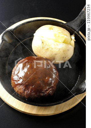 熱々ハンバーグと熱々じゃがバターを黒背景で撮影 119967234
